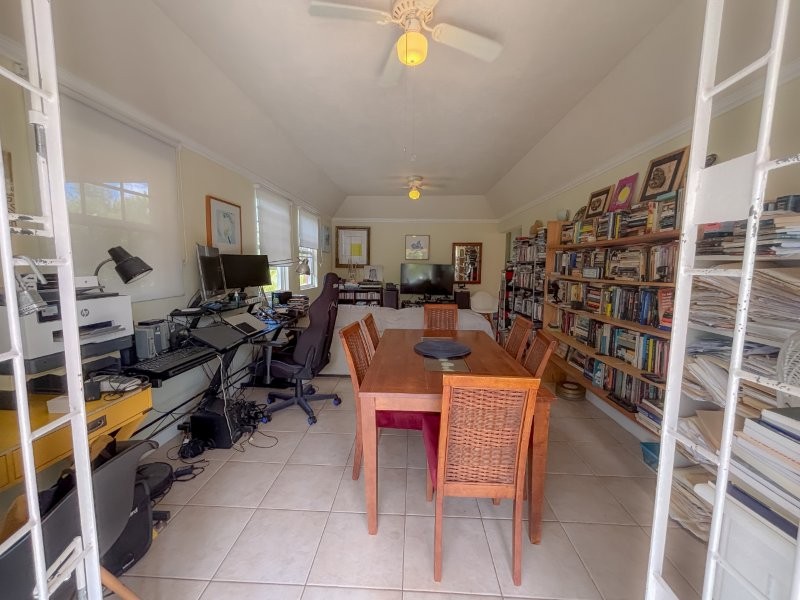 8 - BW 43 - living dining entrance